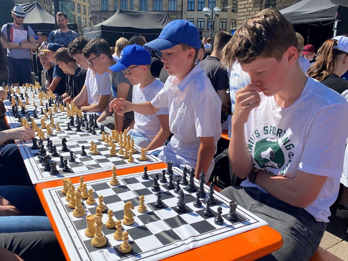 Wilhelm-von-Oranien-Schule Dillenburg erfolgreich bei weltgrößtem Schulschachturnier vor dem Hamburger Rathaus