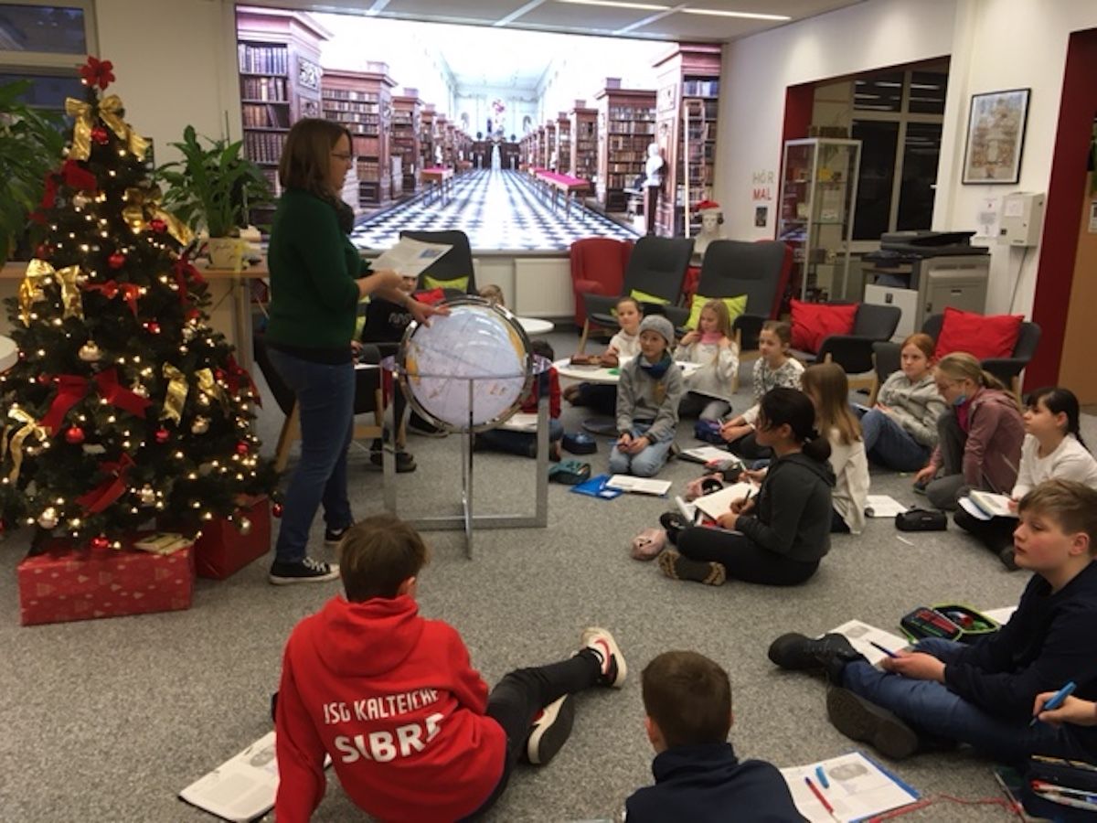 Unterricht rund um den Globus in der Bibliothek