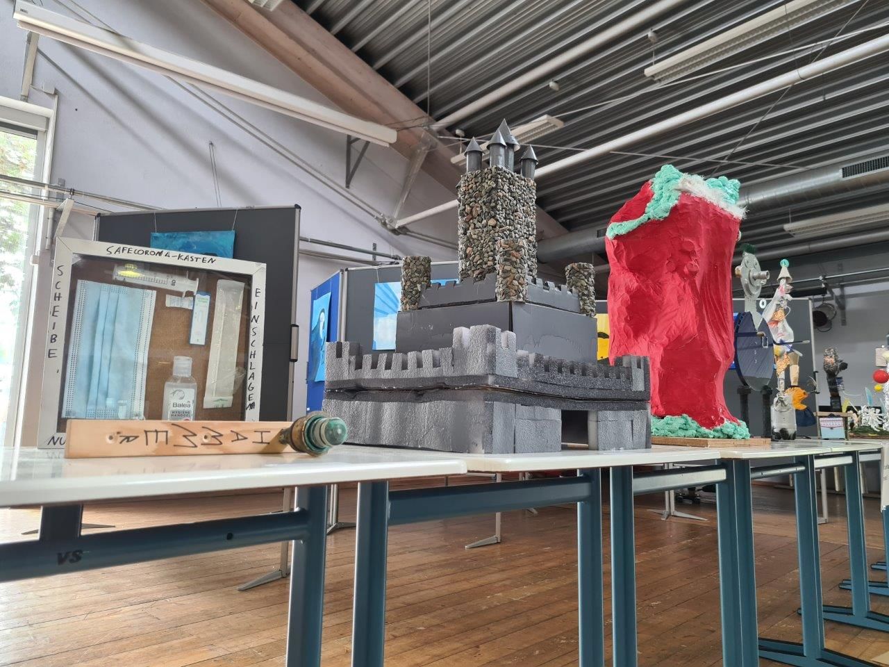 Künstlerische Arbeiten aus den Jahrgängen 5 und 6 in einer Ausstellung