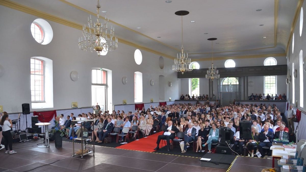 Wilhelm-von-Oranien-Schule verabschiedet ihre Absolventen mit Abiturzeugnisfeier im Reithaus
