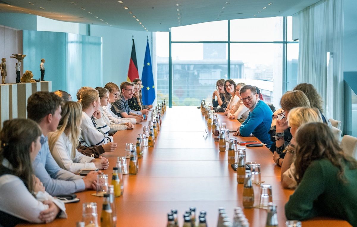 Staatsminister Carsten Schneider empfängt Dillenburger Schüler