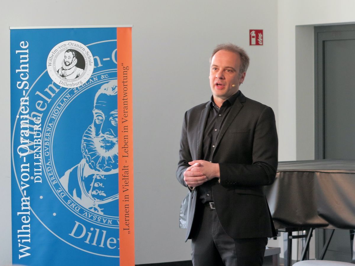 Kabarettist René Sydow an der Wilhelm-von-Oranien-Schule